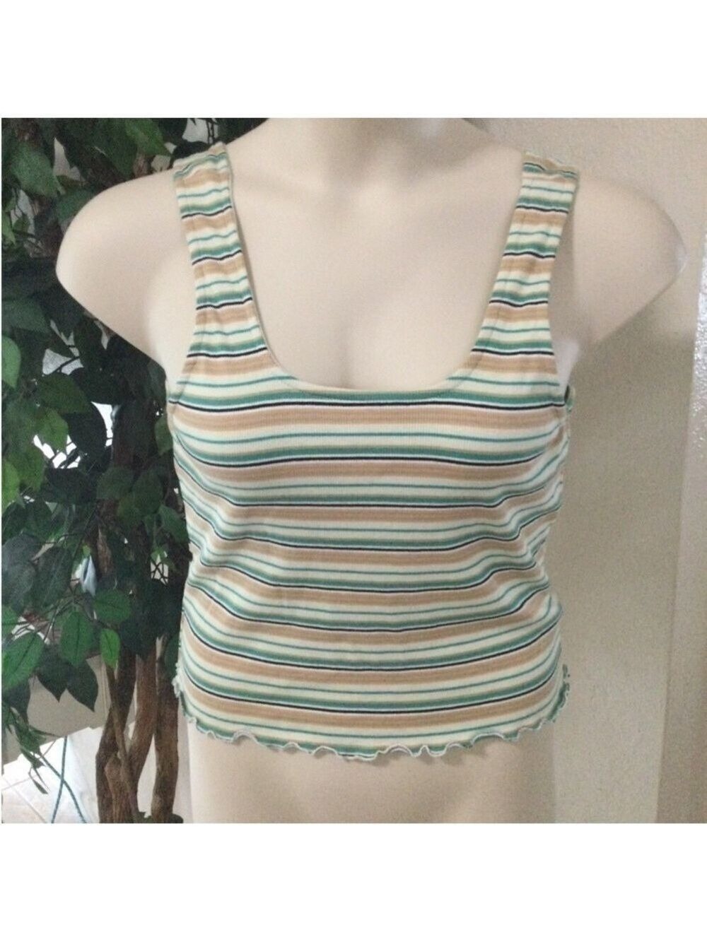 Rue 21 cropped tank top Woman’s Large cream tan white green black ruffle hem